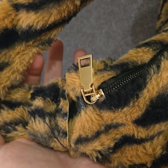 Princess Polly Baguette Bag Fluffy - Picture 2 of 2